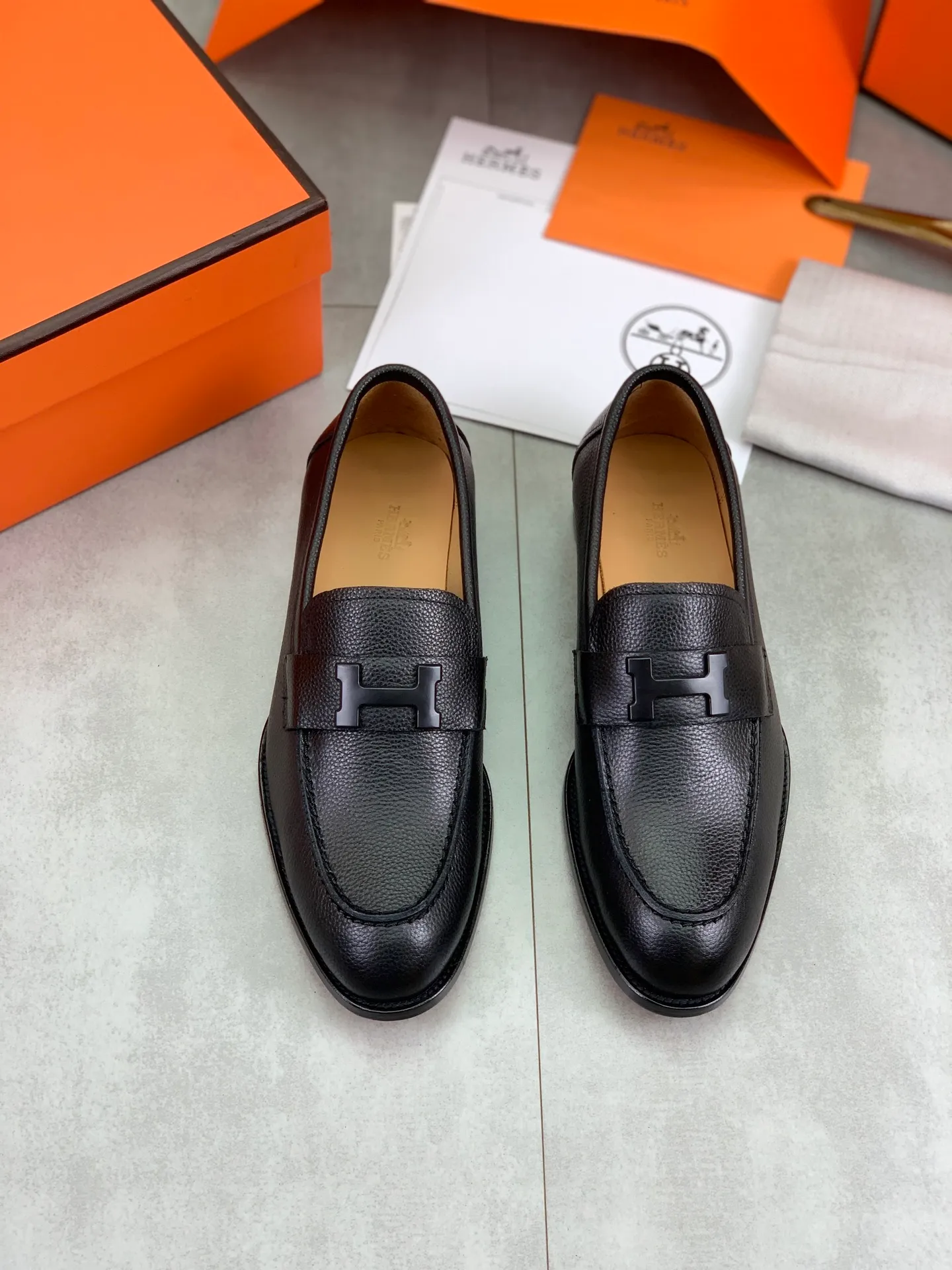 Factory price P980 💰💎💎💎 Original genuine leather outsole Brand: Hermès Grade: Same as the official website Original quality materials: Original soft calfskin Water-dyed cowhide lining Original Italian genuine leather outsole Style categories: Men's fashion Formal casual leather shoes Slip-on men's shoes series Young fashion European and American trends British style Code number: 39-45 (38.46 can be customized)